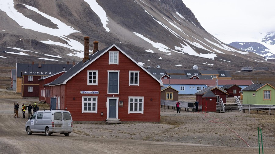 Ny Ålesund (am) and Fjortende Julybukta (pm)