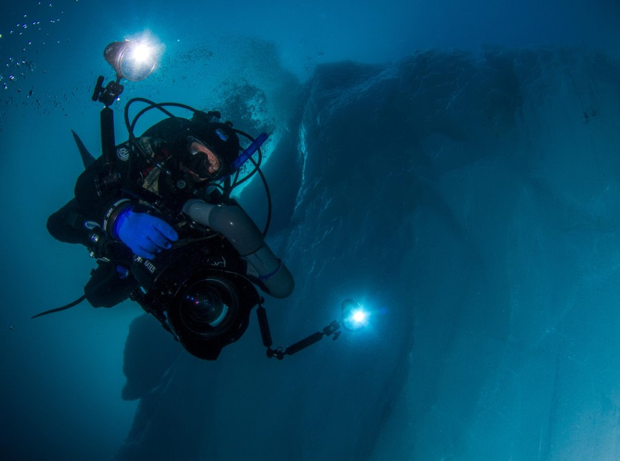 Scuba_Antarctica-2016_Milan Going Down © Jim van Gogh - Oceanwide Expeditions.jpg