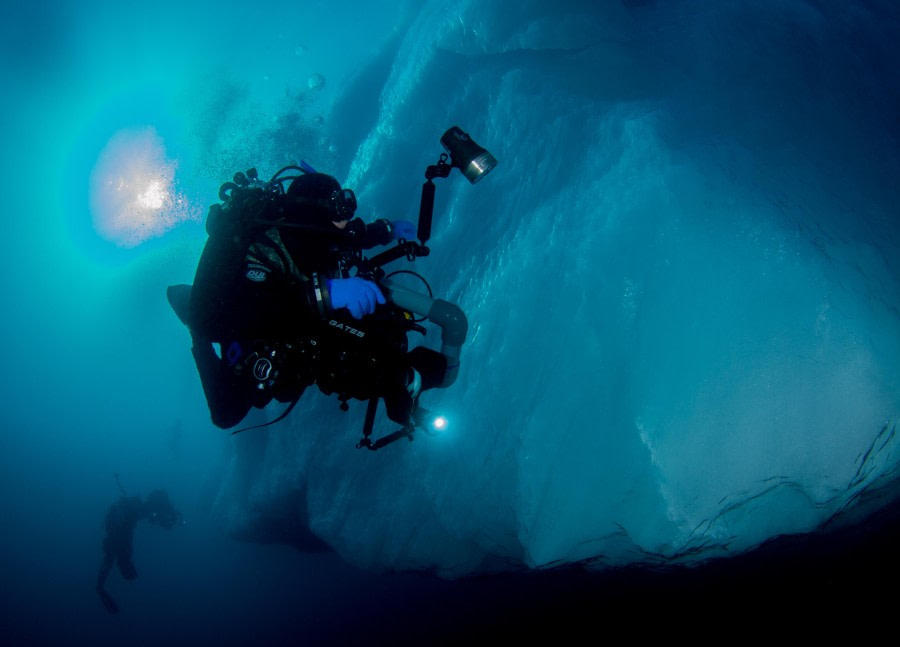 Scuba_Antarctica-2016_Milan on Side with Sun © Jim van Gogh - Oceanwide Expeditions.jpg