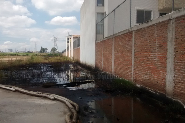 Sin atender PEMEX daños por derrame de petróleo: vecinos “Paseo del Roble