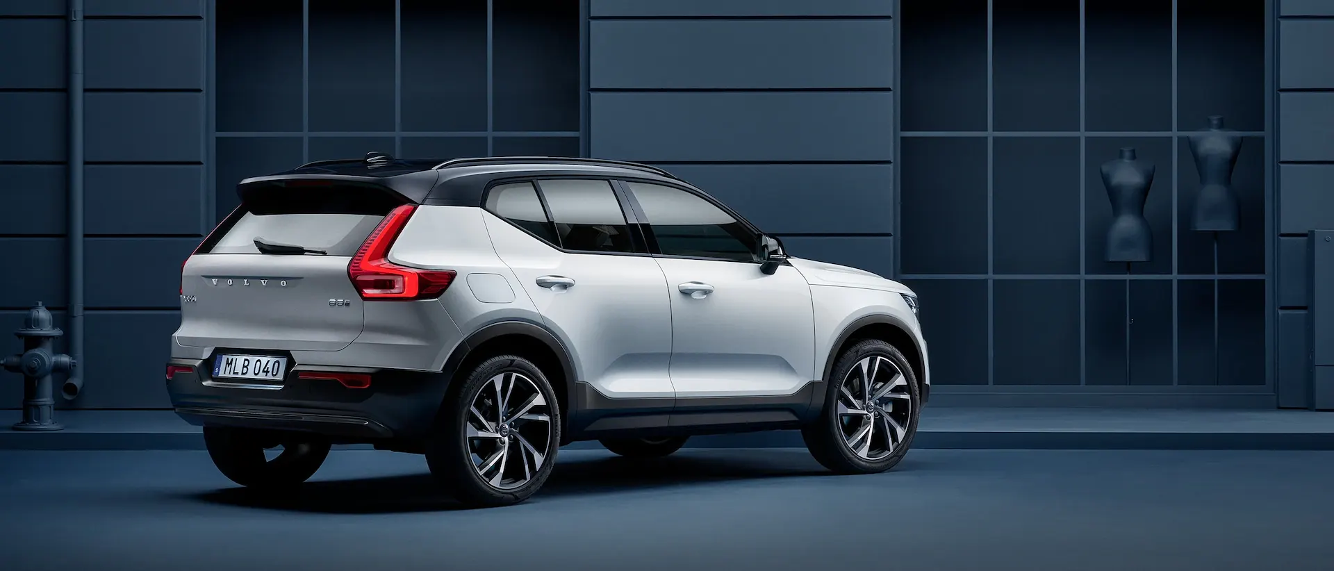 A side view of a silver Volvo XC40
