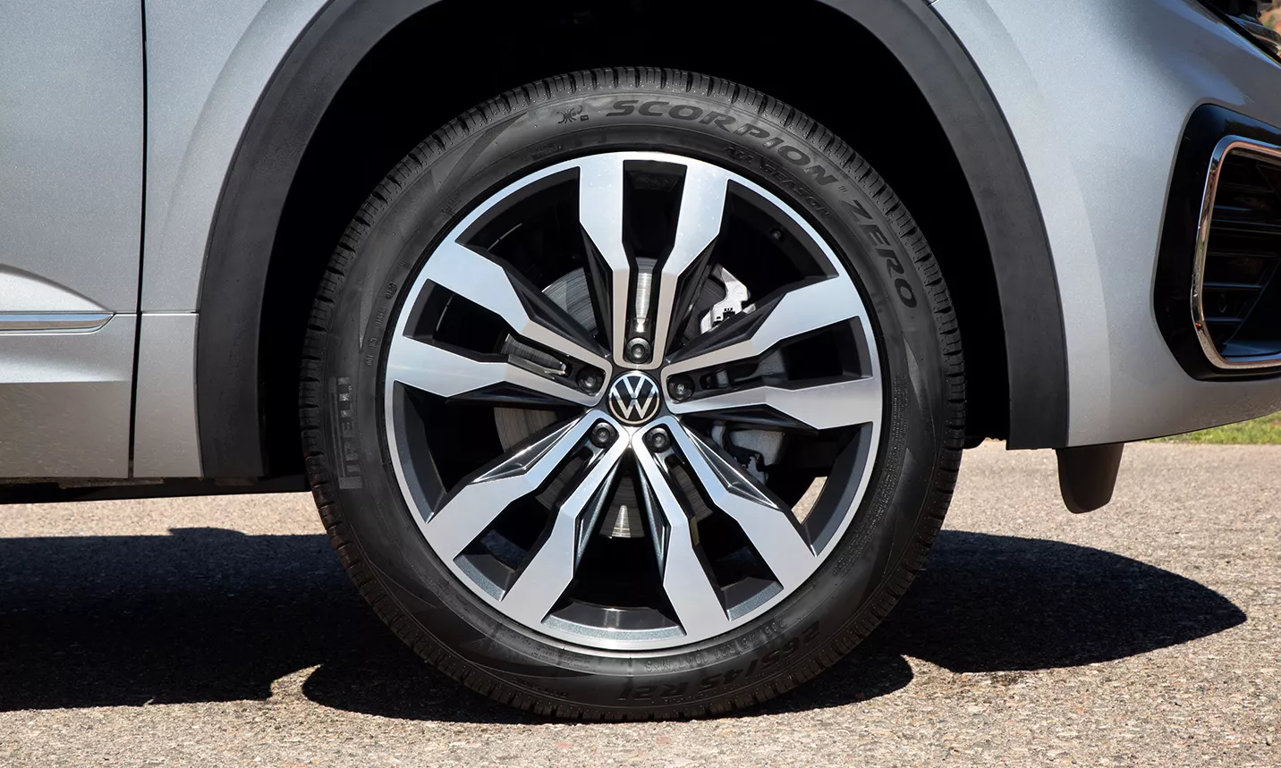 A closeup of the available 21 inch alloy wheel on the front driver’s side.