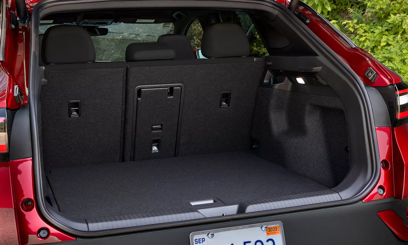 A close-up shot of the cargo space of an ID.4 in Aurora Red Metallic