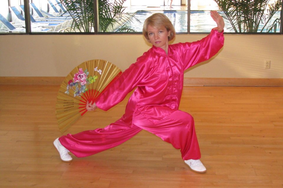 Tai Chi Kung Fu Fan short form performing by Lina Luckway