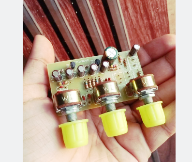 High quality stereo bass tone controller circuit. 3 volume stereo bass tone controller. Super compact stereo tone controller for Amplifier. 1