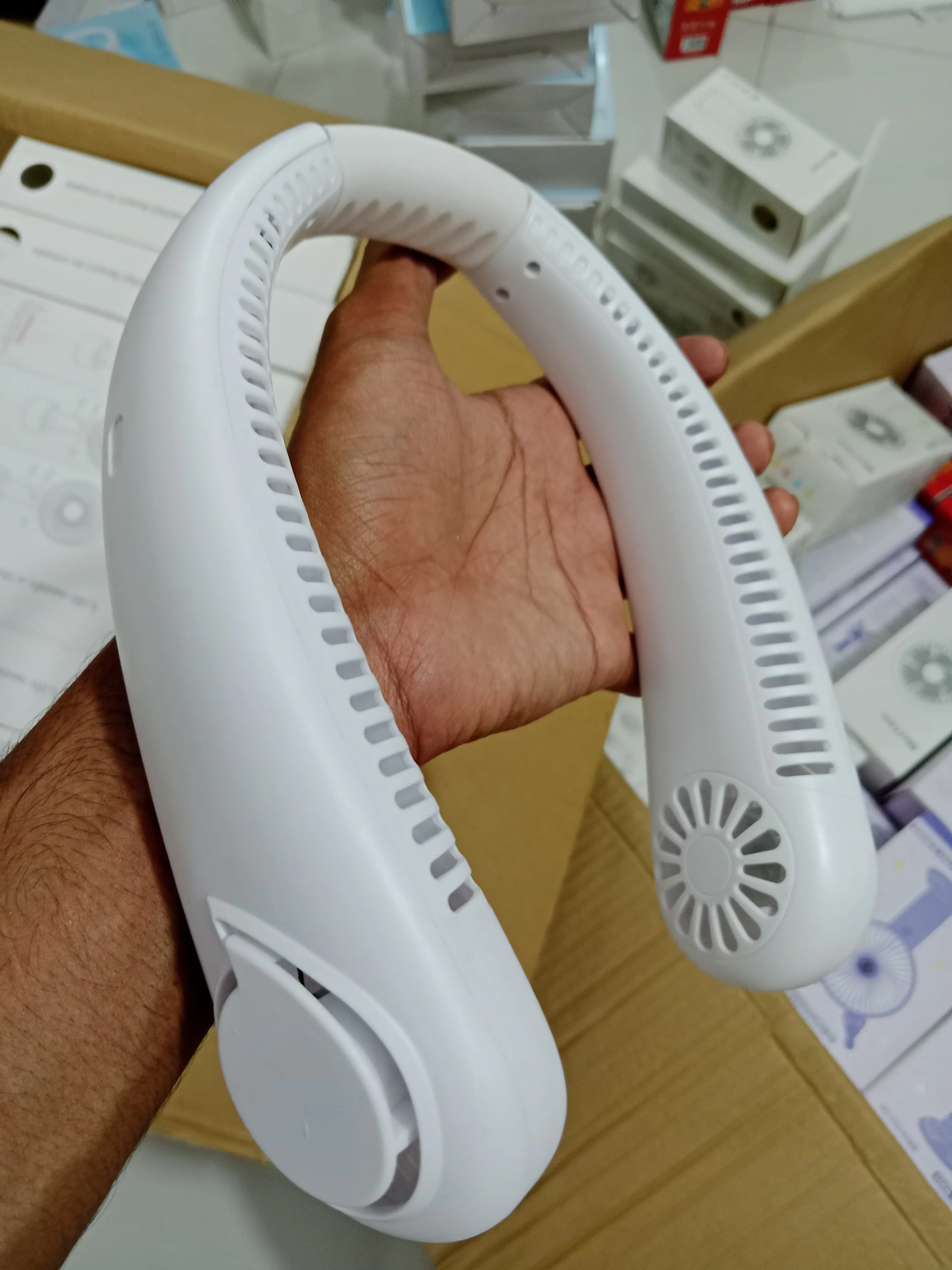 Bladeless Neck Cooler fan 1