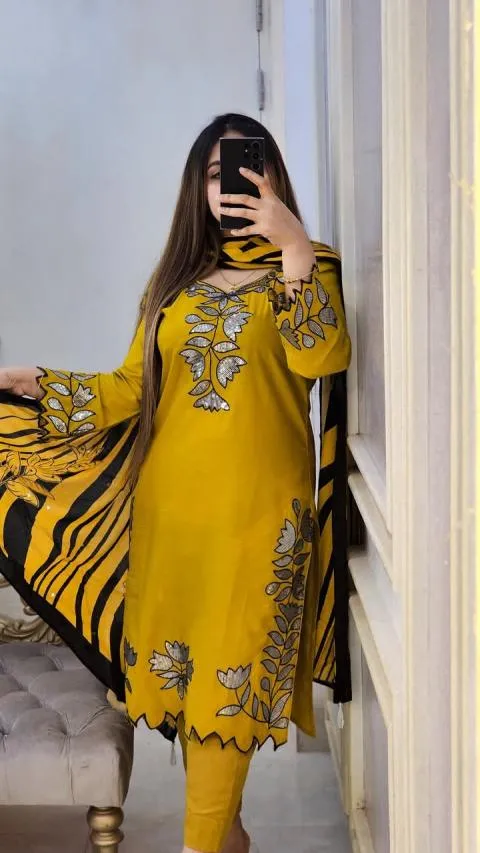 এক্সক্লুসিভ এমব্রয়ডারি সিকোয়েন্স থ্রি-পিস কালেকশন 3