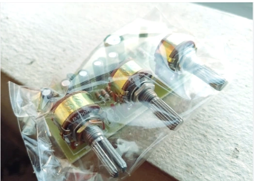High quality stereo bass tone controller circuit. 3 volume stereo bass tone controller. Super compact stereo tone controller for Amplifier. 6