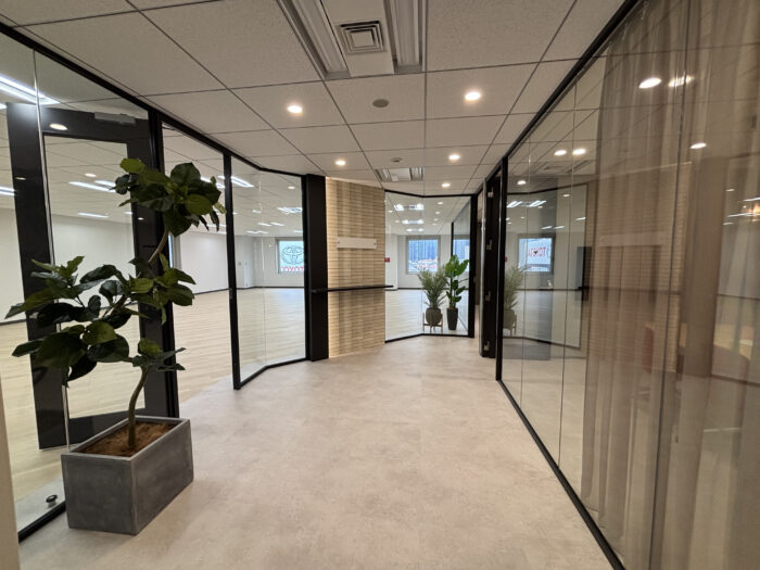 五反田フラットアイアンビルのハーフセットアップオフィス（受付）