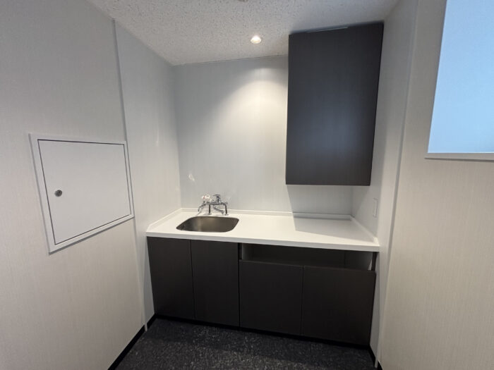 五反田フラットアイアンビルのハーフセットアップオフィス（給湯室）