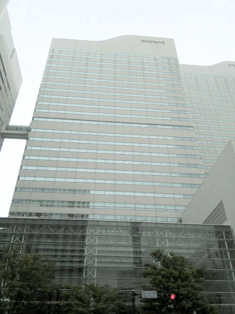 クイーンズタワーBの外観