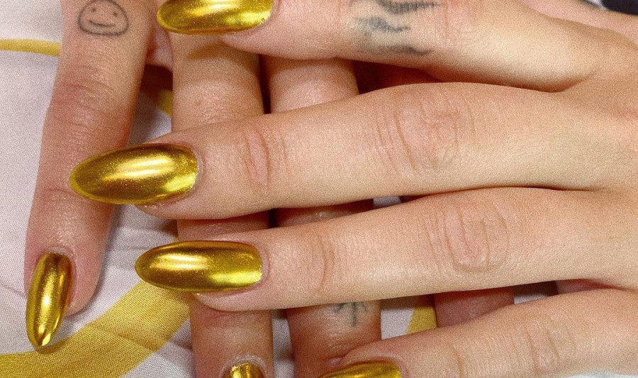 Τα chrome nails είναι η statement επιλογή που αξίζεις να δοκιμάσεις 1 ta chrome nails einai i statement epilogi poy axizeis na dokimaseis 63fb1a37d2d83