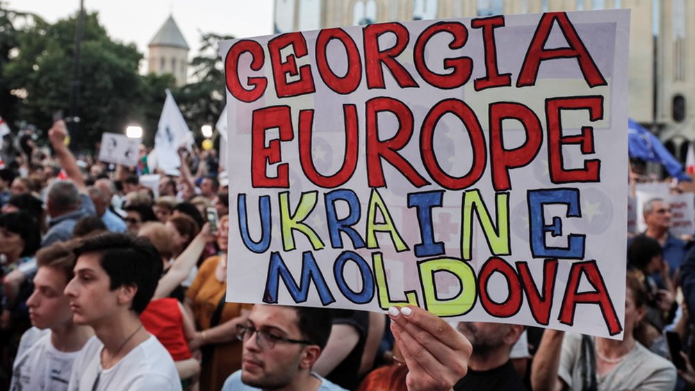 Γεωργία: Ο Τζέικ Σάλιβαν και η γεωργιανή πρόεδρος χαιρετίζουν την απόσυρση του νόμου περί "ξένων πρακτόρων" 1 georgia o tzeik salivan kai i georgiani proedros chairetizoyn tin aposyrsi toy nomoy peri amp 8220 xenon praktoron amp 8221 640c251672a87