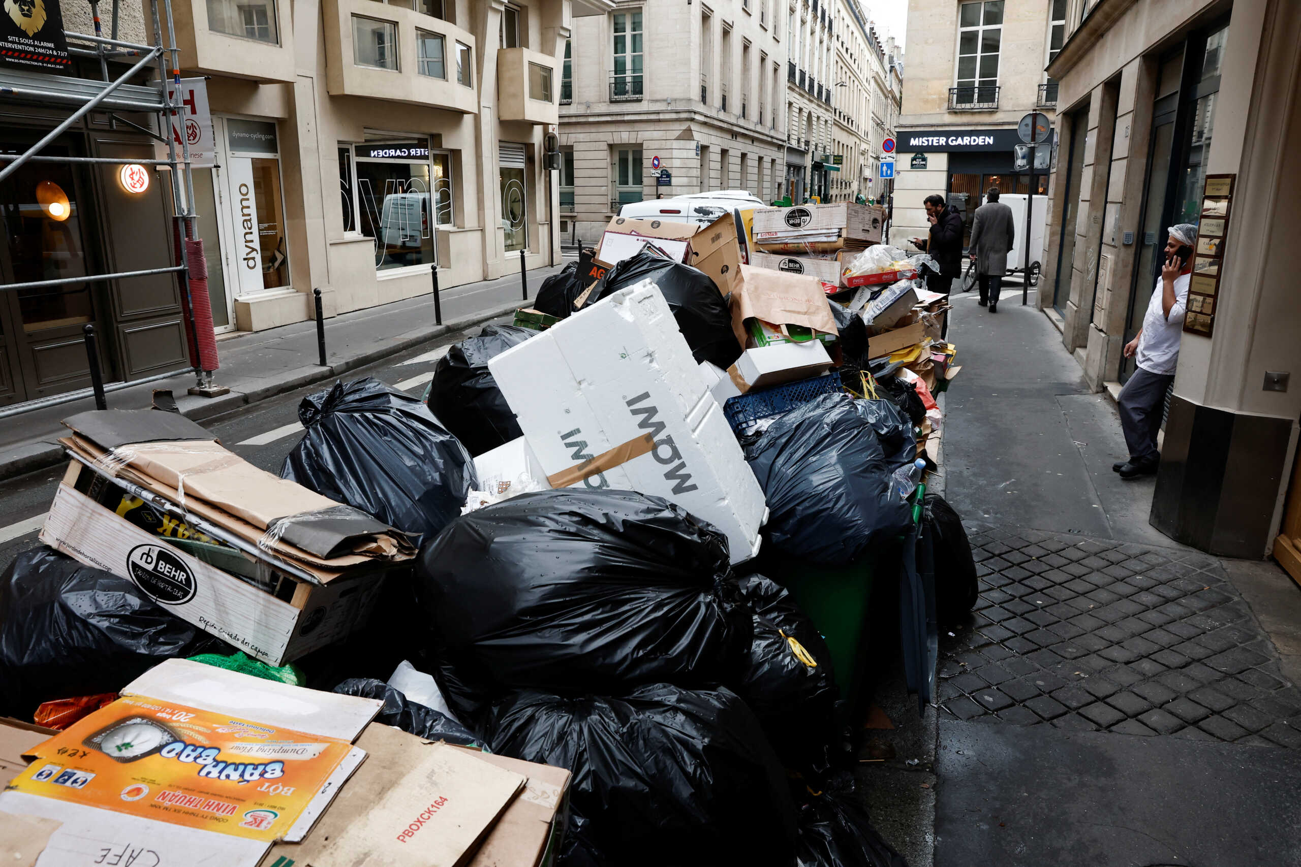 parisi voyno ta skoypidia se oli tin poli logo apergias gia to