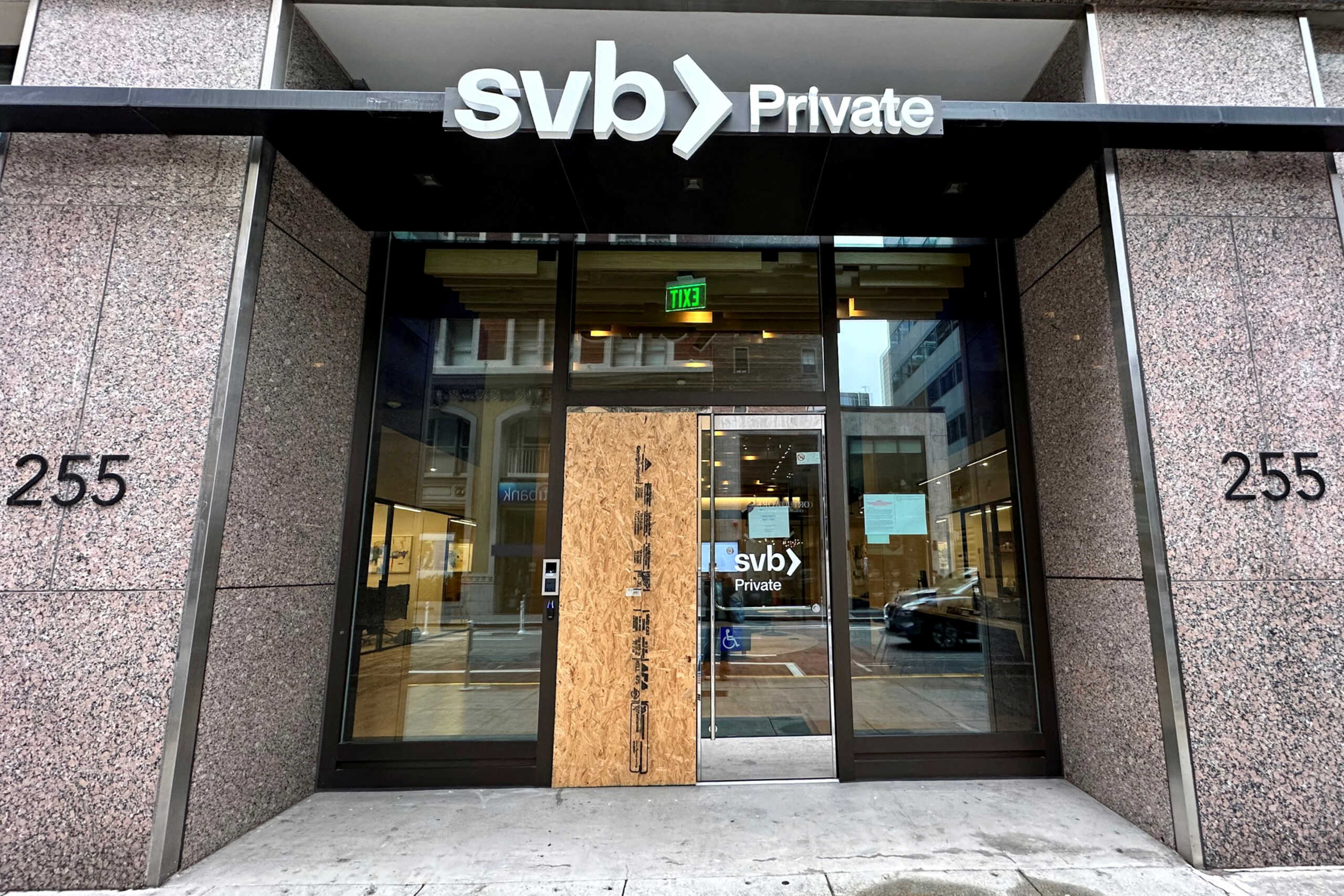 Silicon Valley Bank: Προσφέρθηκαν εργασία και μισθοί 45 ημερών στους εργαζόμενους της τράπεζας που υπέστη «κραχ» 1 silicon valley bank prosferthikan ergasia kai misthoi 45 imeron stoys ergazomenoys tis trapezas poy ypesti krach 640ce168a6ffc