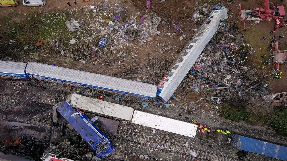 Σύγκρουση τρένων στα Τέμπη: Στους 36 οι νεκροί - Συνελήφθη ο σταθμάρχης, αναπάντητα ερωτήματα για την τραγωδία 1 sygkroysi trenon sta tempi stoys 36 oi nekroi amp 8211 synelifthi o stathmarchis anapantita erotimata gia tin tragodia 63ff4dcb0014a