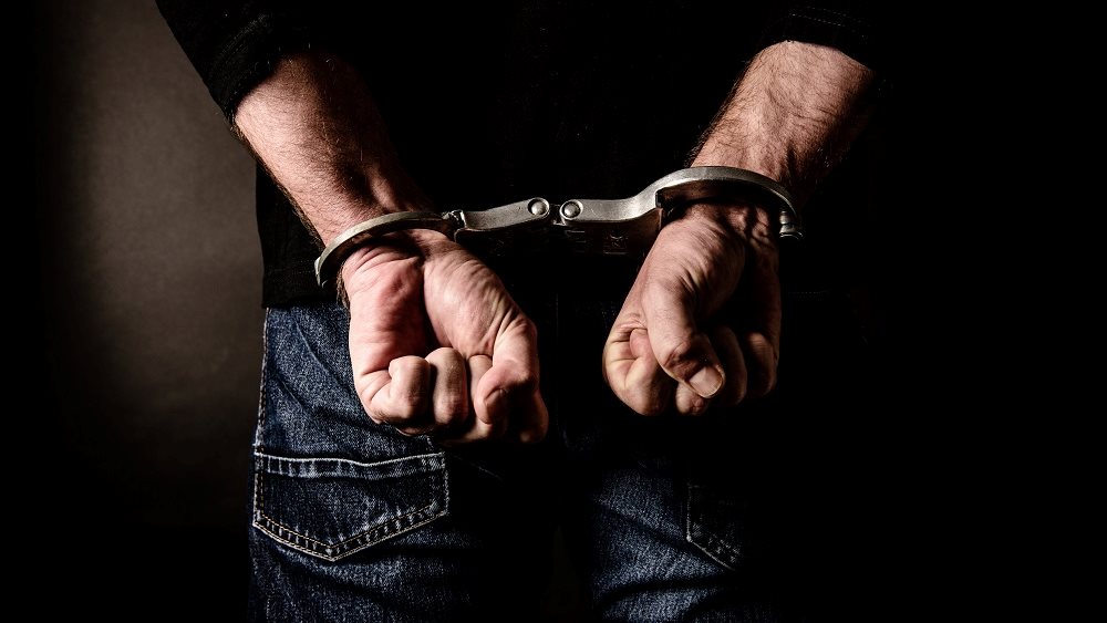 Συνελήφθησαν δύο άτομα που προσπάθησαν να περάσουν ναρκωτικά και κινητά τηλέφωνα στις φυλακές Αυλώνα 1 synelifthisan dyo atoma poy prospathisan na perasoyn narkotika kai kinita tilefona stis fylakes aylona 6409013e0e586