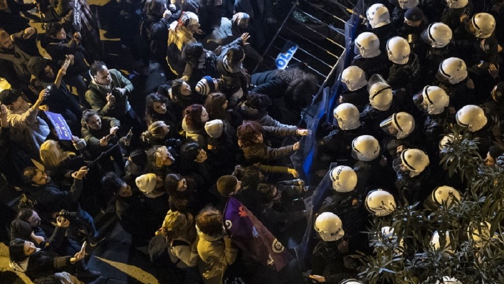 Τουρκία: Η αστυνομία έκανε χρήση σπρέι πιπεριού σε πορεία για την Παγκόσμια Ημέρα της Γυναίκας στην Κωνσταντινούπολη 1 toyrkia i astynomia ekane chrisi sprei piperioy se poreia gia tin pagkosmia imera tis gynaikas stin konstantinoypoli 6408f7e11bd40