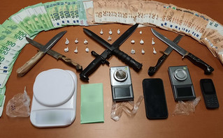 Τον έπιασαν επ’ αυτοφώρω να πουλάει ναρκωτικά – Σπίτι είχε κοκαΐνη, μαχαίρια και σχεδόν 10.000 ευρώ 1 ton epiasan ep aytoforo na poylaei narkotika spiti eiche koka ni machairia kai schedon 10 000 eyro 644ce15f8f66e