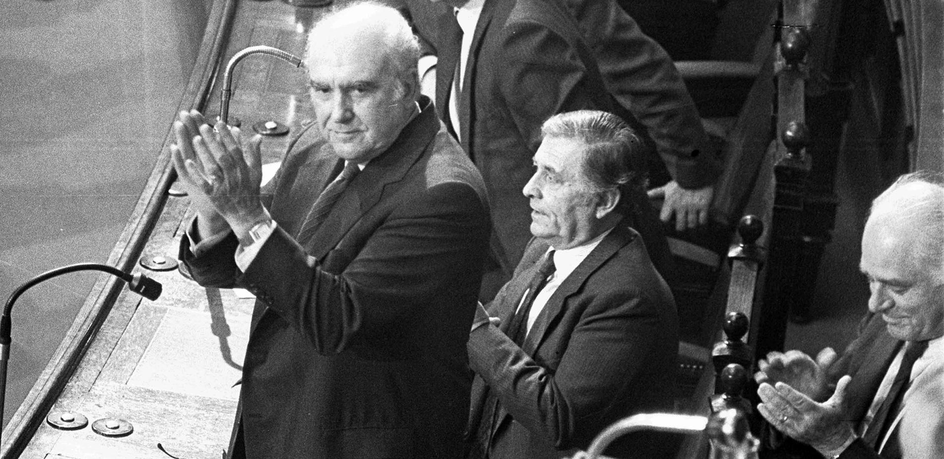 Σαν σήμερα ο Α.Παπανδρέου περνά το νόμο για την Εθνική Αντίσταση 1 san simera o a papandreoy perna to nomo gia tin ethniki antistasi 644fa779f0f1a