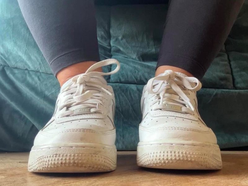 Ch@ntage aux pieds de Findom Leïla