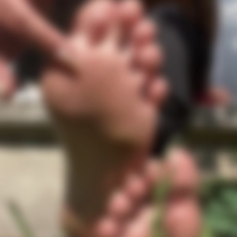 Nettoies mes pieds pendant que je t’ignore