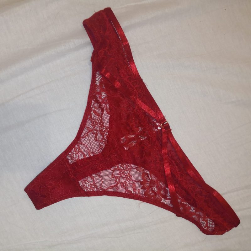Tanga rouge en dentelle ;)