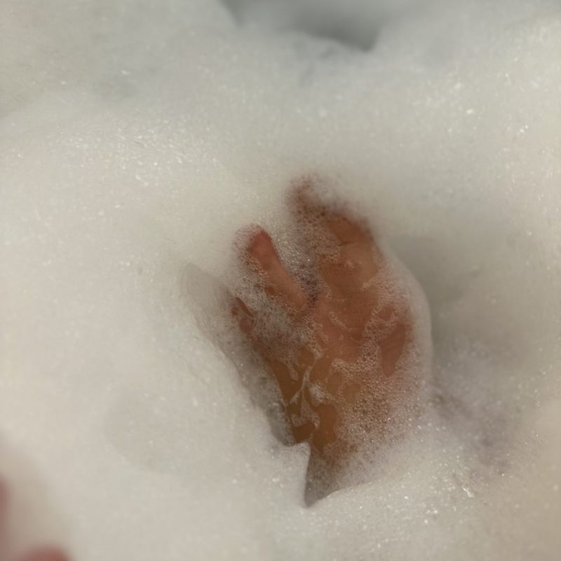 Pieds dans un bain de mousse