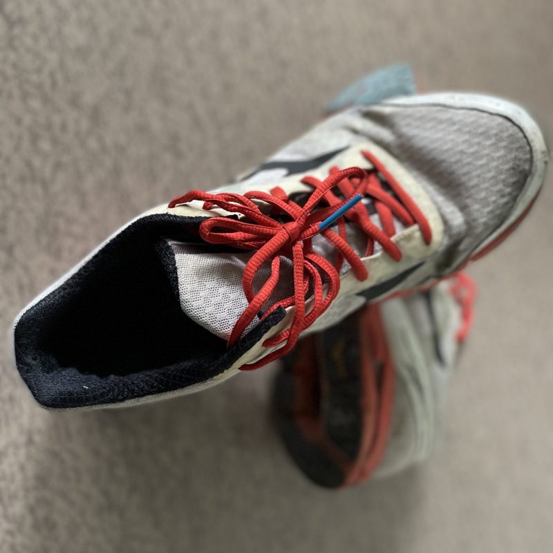 Paire de sneakers usées et odorantes taille 43