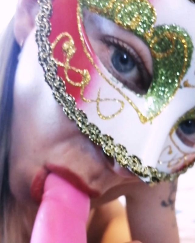Je suce mon joujou et me gode avec 😜