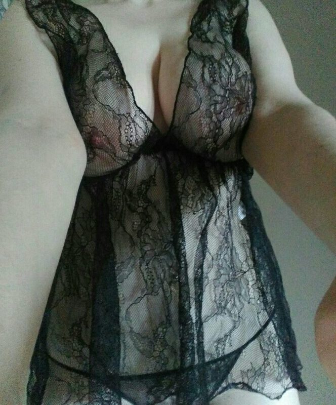 Nuisette très transparente noire + string sexy
