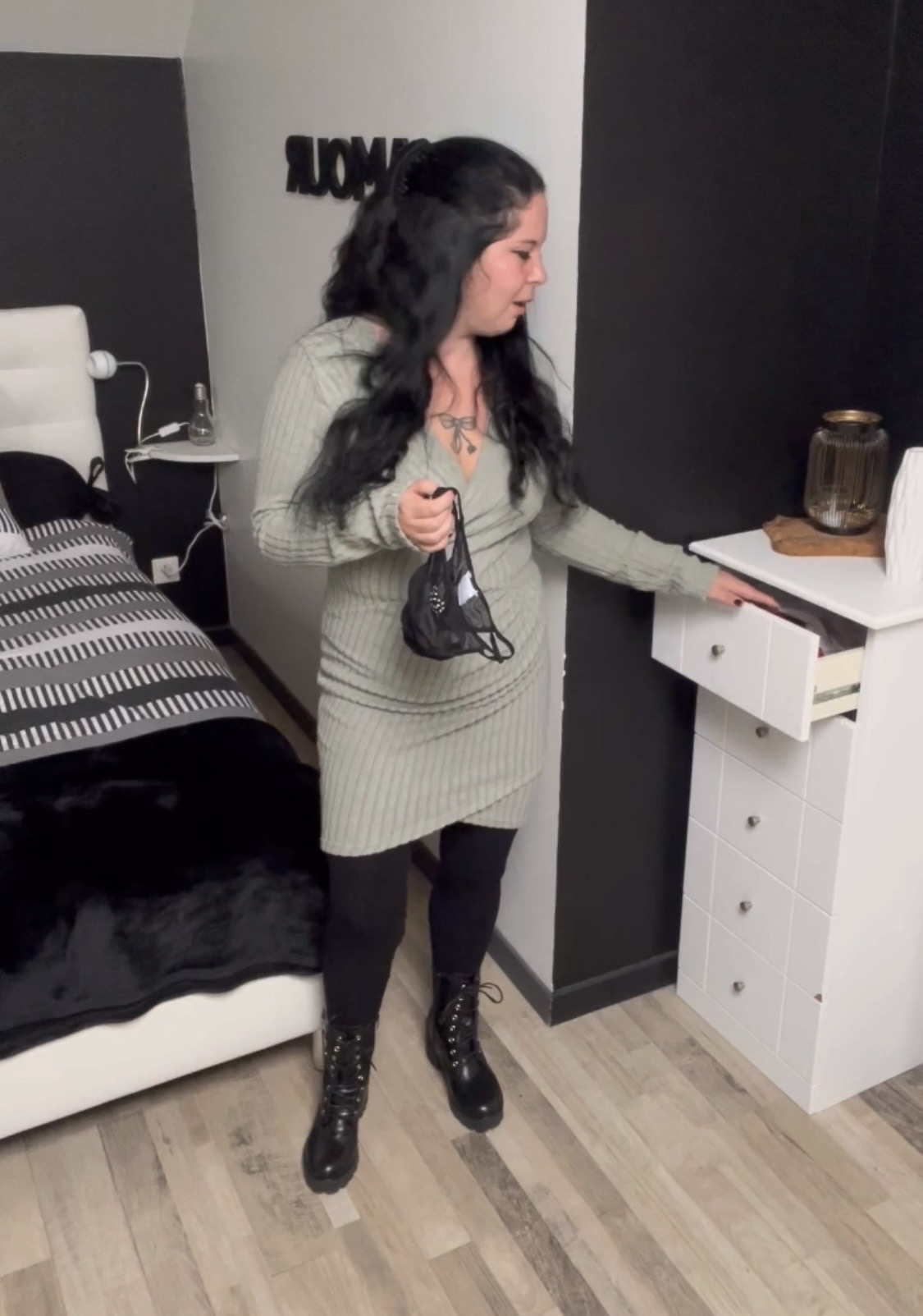 JOI & CEI, le minable excité en fouillant mes strings