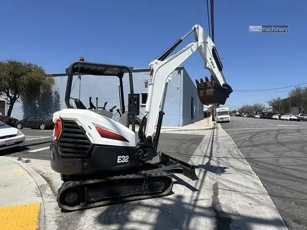 2017 BOBCAT E32i