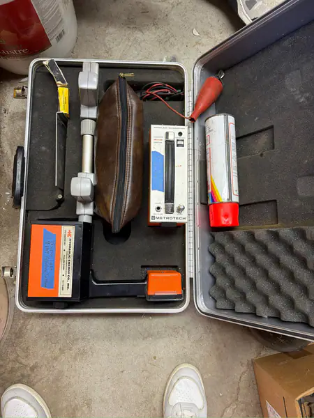 Metrotech 810 Underground Pipe & Cable Locator Kit w/ Hard Case