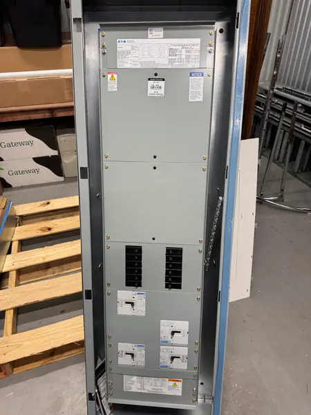 400 Amp Eaton Power line panel w breakers 