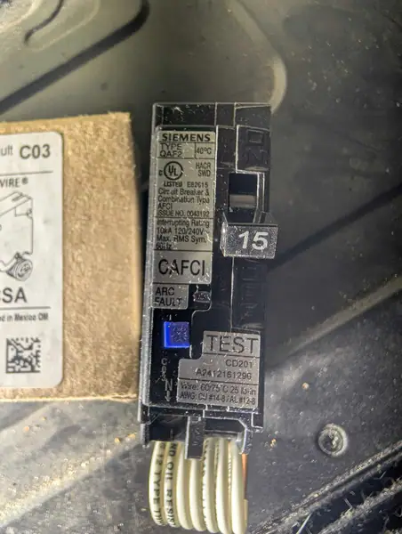 Combination Type Arc Fault

Circuit Interrupter

SIEMENS

C03

15A

INSTA-WIRE®

Poles: 1

Volts A.C.:

120/240

Type: QAF2

Qty:

1

CUL

Cat. No.

QA115AFCCSA

Siemens Industry, Inc. Peachtree Corners, GA Assembled in Mexico OM

8 04766 70740 7