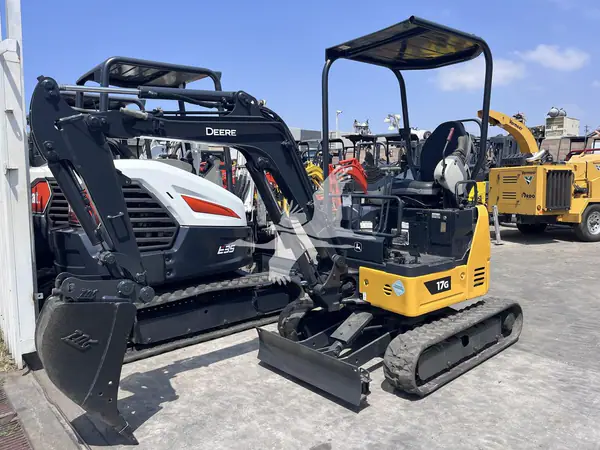 2017 DEERE 17G CA11132024CL