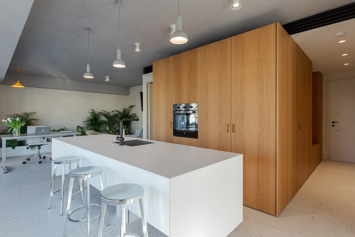 The kitchen of the Ambassador Suite