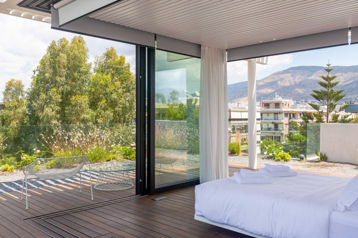 The double bed bedroom and the panoramic view of the Panoramic Suite