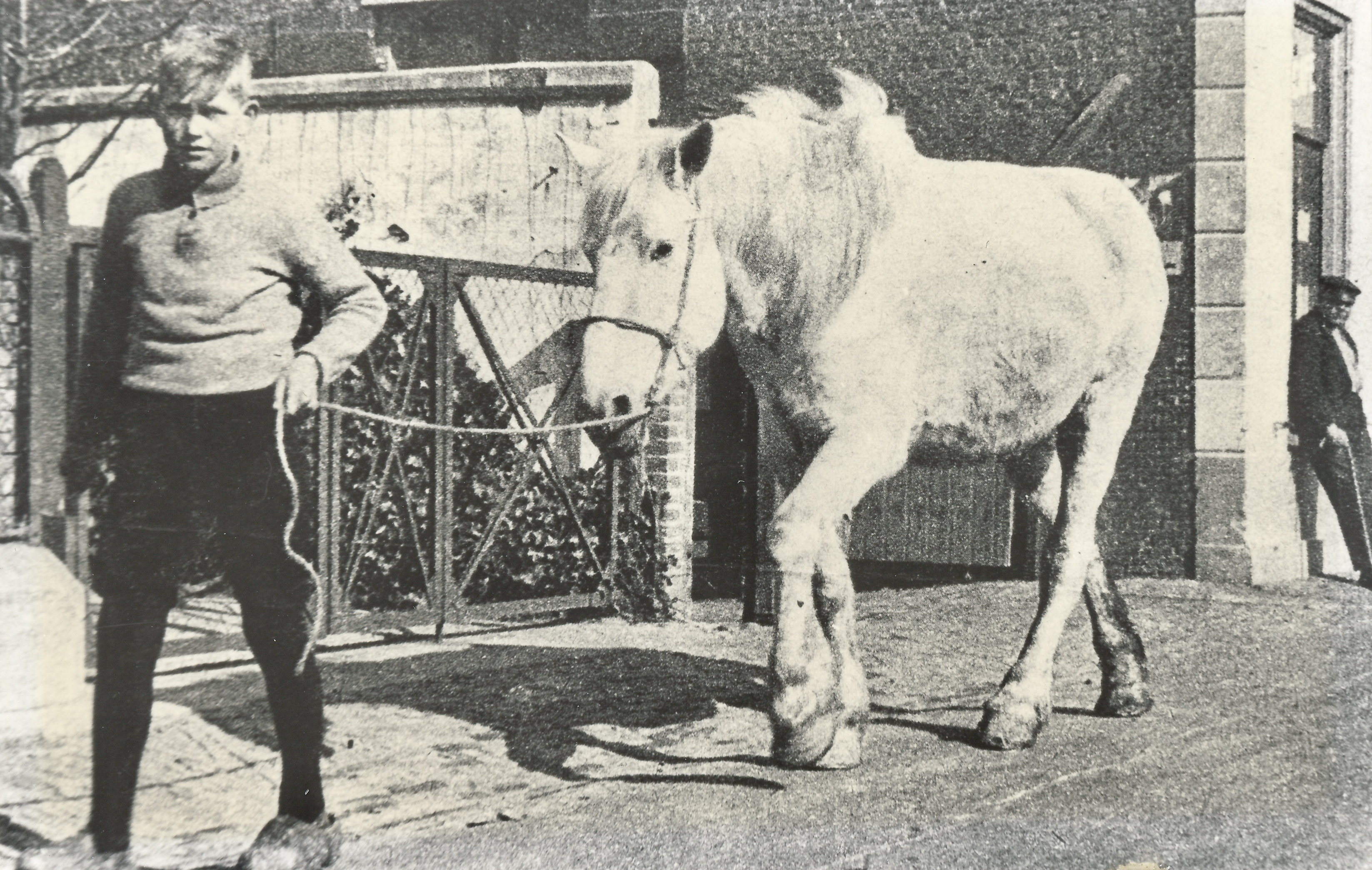een nog jonge Jan Kooijman in het dorp IJsselmonde