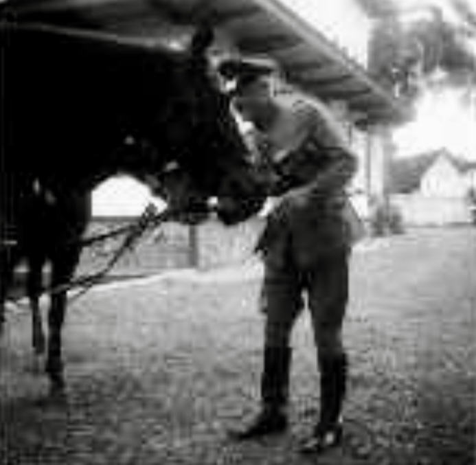 Oom Henri met zijn paard. Te Bandoeng.