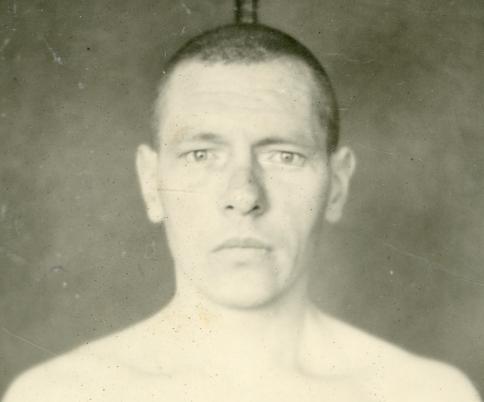Profielfoto uit het gevangenendossier in 1942;