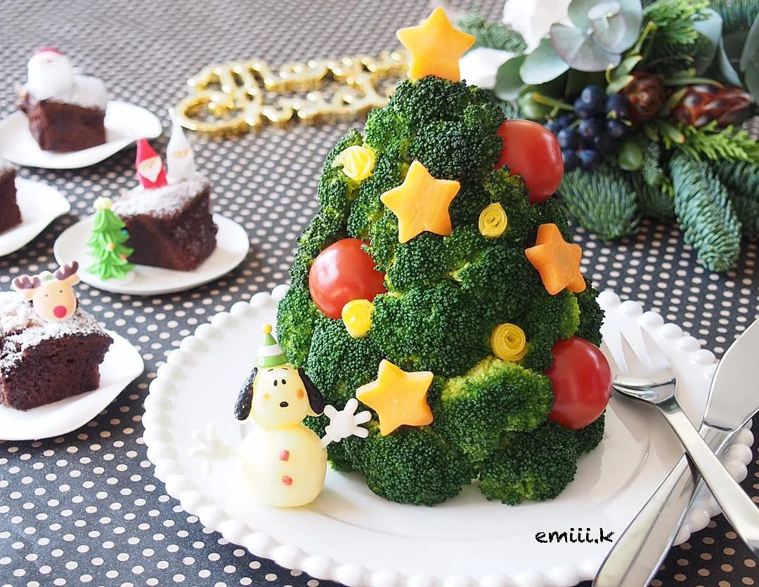 ? ・ 気付けば今年ももう Merry Xmas?? ・ 今年のメニュー 私の担当は ブロッコリーツリーと適当ブラウニー? ・ 旦那の担当は テリーヌ.ローストチキン.チーズフォンデュ.サラダ? ・ 家族でこじんまりやろうかと思ったけど、寂しいので友達の家に持参して食べてきまする~w ・ みなさま素敵なXmasを…♡