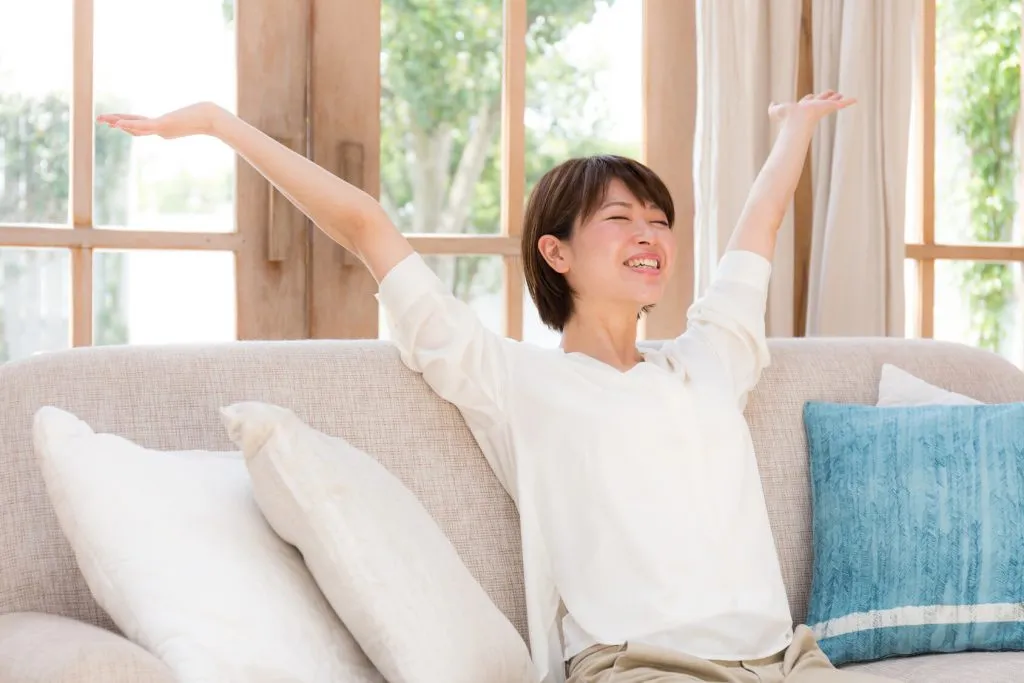 大きく深呼吸する