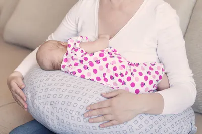 授乳クッションって本当に必要？　いつまで使える？　体験談＆オススメも紹介！