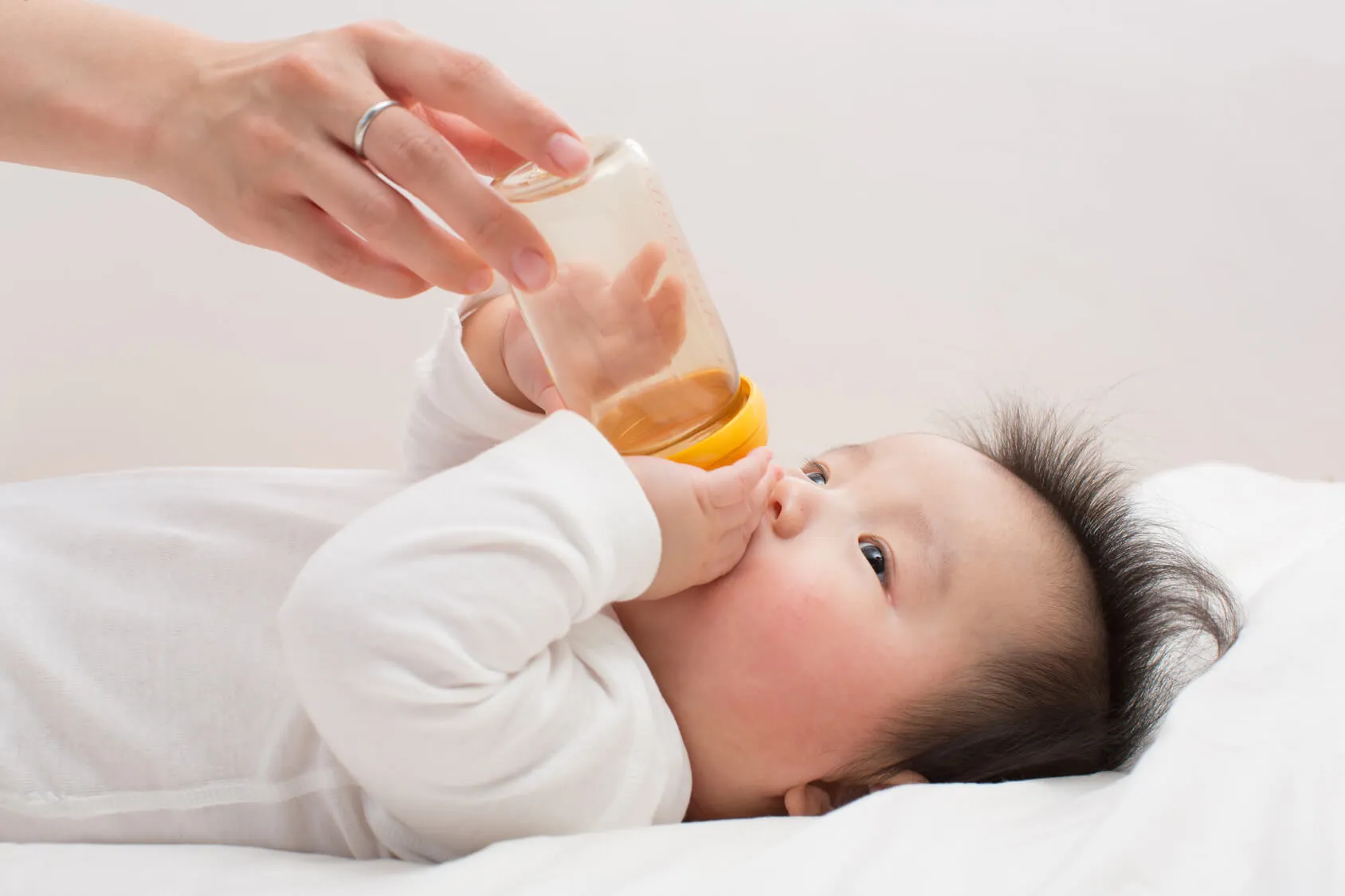 哺乳瓶　水分補給
