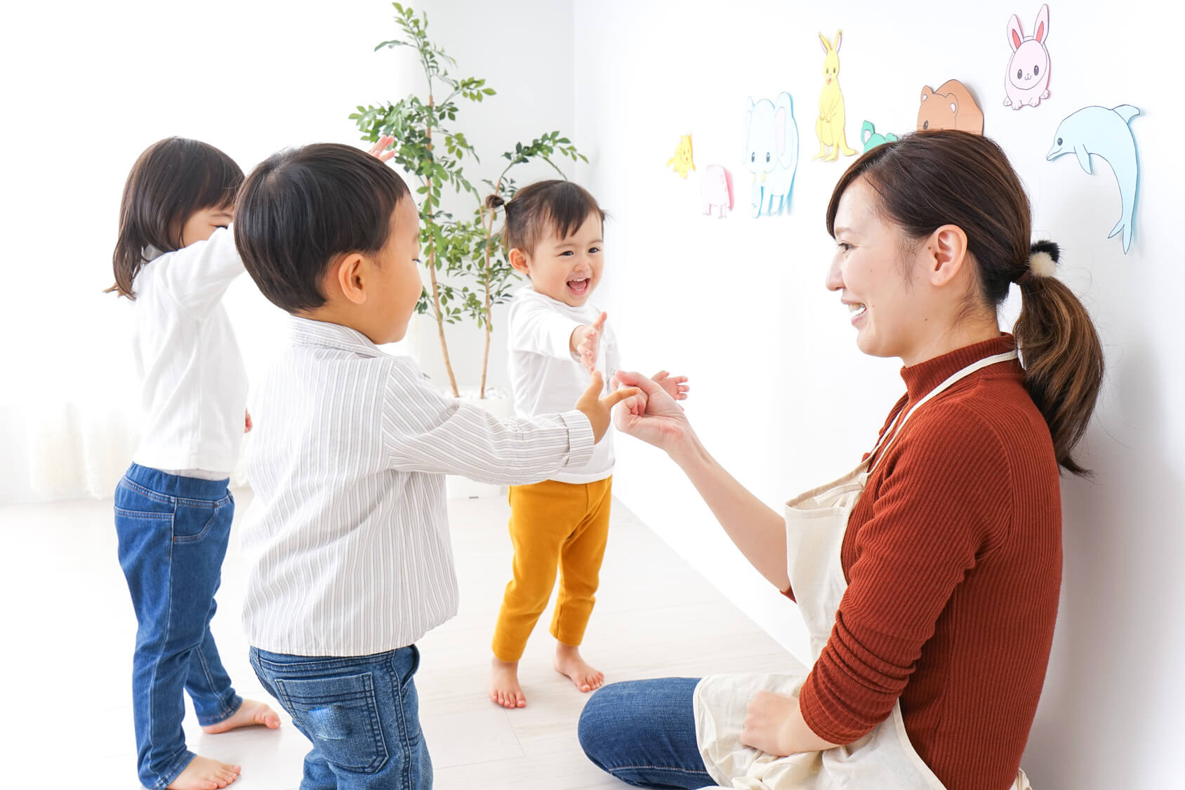 先生と遊ぶ子供達　幼稚園