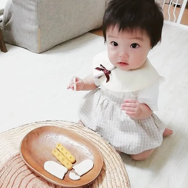 <img alt="* * ?生後11ヵ月20日 * * ニトリで買った切り株クッション? インテリアとして買ったけど、子どもは踏み台にしたり、机変わりにしたり、意外と実用性もあるみたい? 大人もちょっと腰かける時に丁度よくて結構使える！！ 我が家はローテーブルしかなくて地べたに座る派なので、膝が悪い来客も使える?(お義母さんよく来て面倒みてくれるけど、膝が悪いので地べたに座るのはしんどいみたい) 固めのクッションなので安定性も抜群☺️?おすすめだよー? * * 今日の服はトップスはbirthday パンツはクロエセレクトで買ったカボチャパンツ スタイはマールマールだよ? * * #ニトリ切り株クッション　#絵本棚　#ニトリ絵本棚　#マールマール　#マールマールスタイ　#カボチャパンツ　#韓国ベビー服　#韓国子供　#1歳コーデ　#男の子コーデ" class="FFVAD" decoding="auto" sizes="462px" srcset="https://scontent-nrt1-1.cdninstagram.com/vp/2eb4df1ba78d59bc060f937acd1c2dd2/5C15E07E/t51.2885-15/sh0.08/e35/s640x640/39592436_439087583279935_7497420475266498560_n.jpg 640w,https://scontent-nrt1-1.cdninstagram.com/vp/c4cb652a275db8bf90507ee576d35a7b/5C39937E/t51.2885-15/sh0.08/e35/s750x750/39592436_439087583279935_7497420475266498560_n.jpg 750w,https://scontent-nrt1-1.cdninstagram.com/vp/89f0a4e58fcde9642b709dc4258007b2/5C35009B/t51.2885-15/e35/39592436_439087583279935_7497420475266498560_n.jpg 1080w" src="https://scontent-nrt1-1.cdninstagram.com/vp/89f0a4e58fcde9642b709dc4258007b2/5C35009B/t51.2885-15/e35/39592436_439087583279935_7497420475266498560_n.jpg" style="">