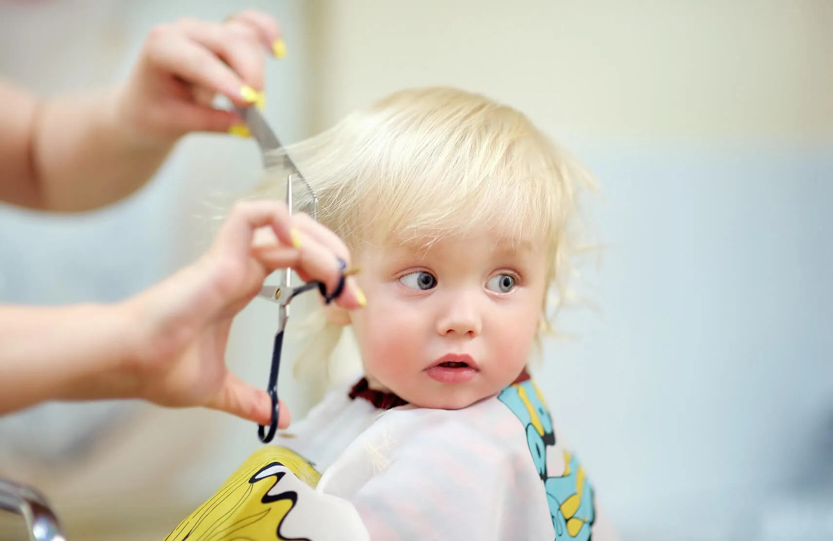 赤ちゃんの散髪はどうする？ その時期やコツ、ヘアカットグッズを紹介