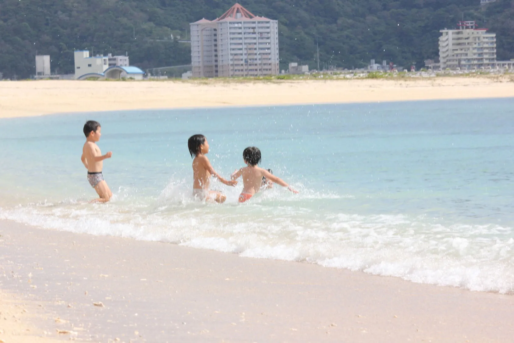 海で遊ぶ子供たち
